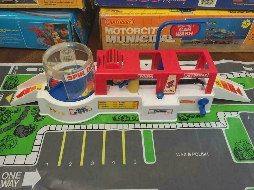 A vintage Matchbox Motorcity Municipal Car Wash play set from the early 2000s.