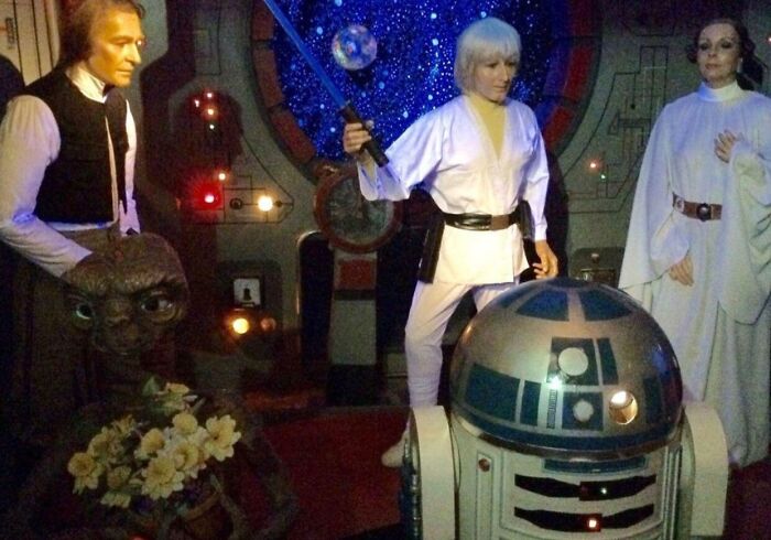 Creo que contrataron a la única persona del lugar que nunca había visto Star Wars para hacer esto
