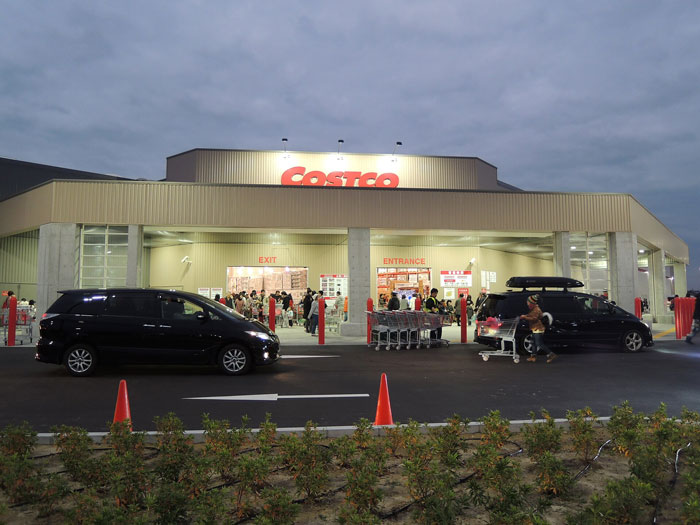 A Costco store entrance with many shoppers and cars, showing moments that make workers think, Nope, I'm done.