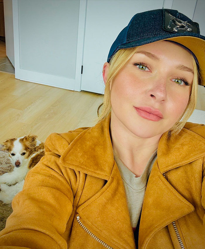 Hayden Panettiere wearing a blue cap and yellow jacket with her dog. Hayden Panettiere wearing a blue cap and yellow jacket with her dog.