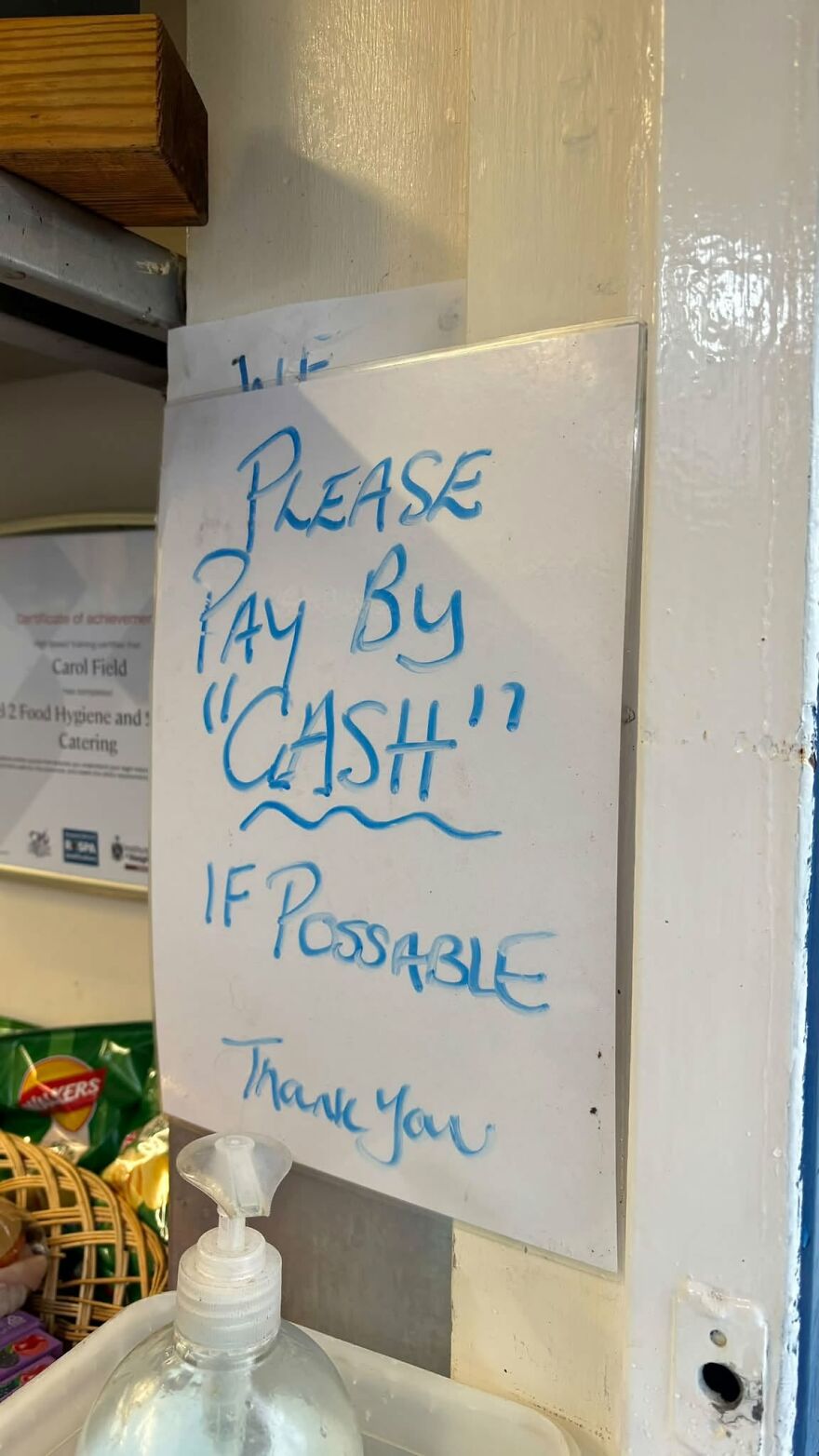 Handwritten note with a funny grammar fail spelling possible as possable on a cash-only payment sign