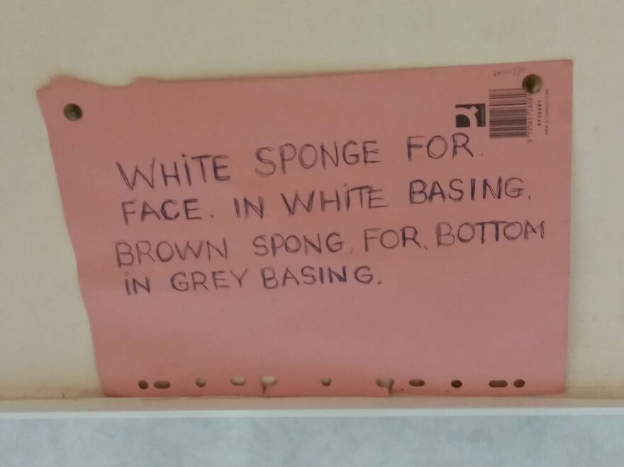 Handwritten sign containing funny spelling grammar fails about a white spong