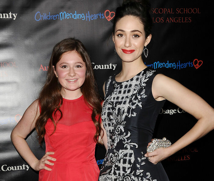 Hollywood actress in a black dress with a young girl, facing disturbing allegations after a surprise hit show. Hollywood actress in a black dress with a young girl, facing disturbing allegations after a surprise hit show.