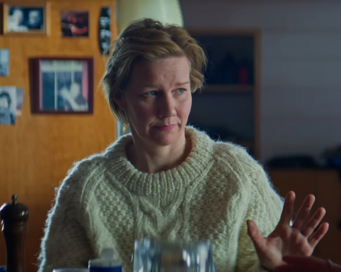 Actress in a cream knit sweater, appearing with a snobbish expression, igniting a Hollywood debate. Actress in a cream knit sweater, appearing with a snobbish expression, igniting a Hollywood debate.