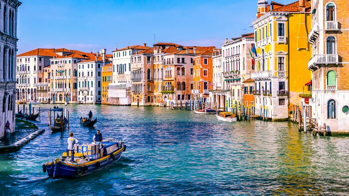 American Man Runs Shirtless Through Venice, Gets A Lesson In Local Laws He Never Knew Existed American Man Runs Shirtless Through Venice, Gets A Lesson In Local Laws He Never Knew Existed