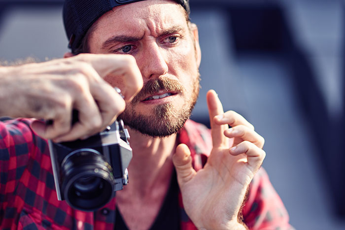 A photographer focuses his camera, delivering stunning family photos with a hidden detail and epic revenge. A photographer focuses his camera, delivering stunning family photos with a hidden detail and epic revenge.