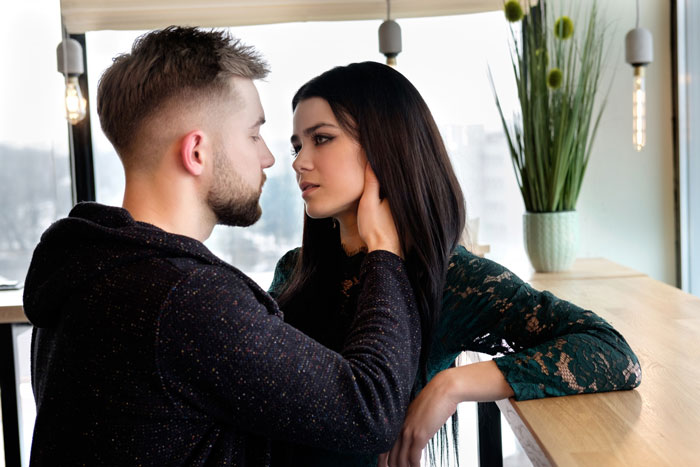 Woman Meets Photographer Boyfriend While Modeling For Him, Suspects That He Found A New Muse Woman Meets Photographer Boyfriend While Modeling For Him, Suspects That He Found A New Muse