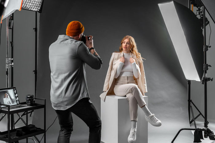 Woman Meets Photographer Boyfriend While Modeling For Him, Suspects That He Found A New Muse Woman Meets Photographer Boyfriend While Modeling For Him, Suspects That He Found A New Muse