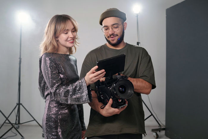 Woman Meets Photographer Boyfriend While Modeling For Him, Suspects That He Found A New Muse Woman Meets Photographer Boyfriend While Modeling For Him, Suspects That He Found A New Muse
