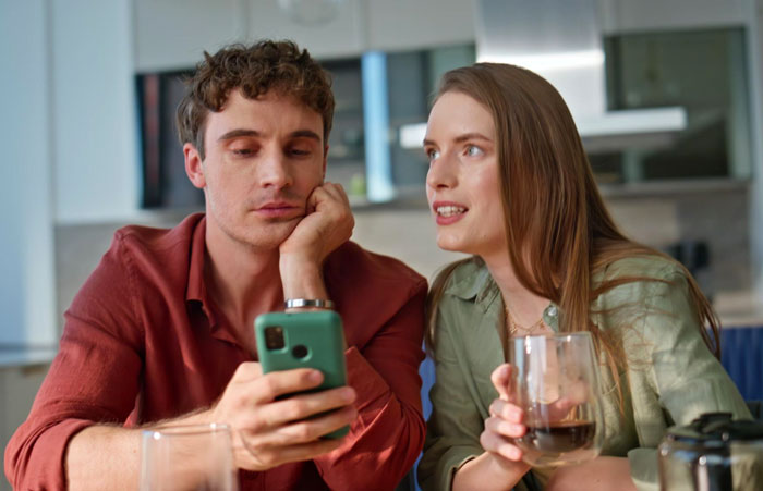 Woman Meets Photographer Boyfriend While Modeling For Him, Suspects That He Found A New Muse Woman Meets Photographer Boyfriend While Modeling For Him, Suspects That He Found A New Muse