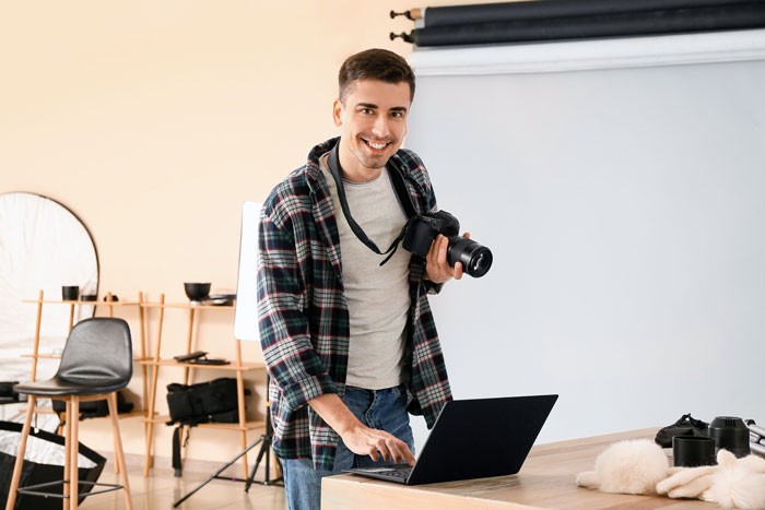 Woman Meets Photographer Boyfriend While Modeling For Him, Suspects That He Found A New Muse Woman Meets Photographer Boyfriend While Modeling For Him, Suspects That He Found A New Muse