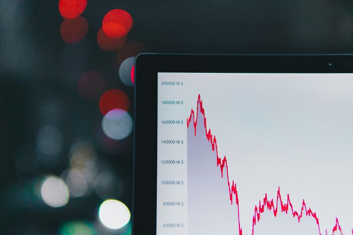 A red downward trend graph on a screen, symbolizing economic predictions for 2027.
