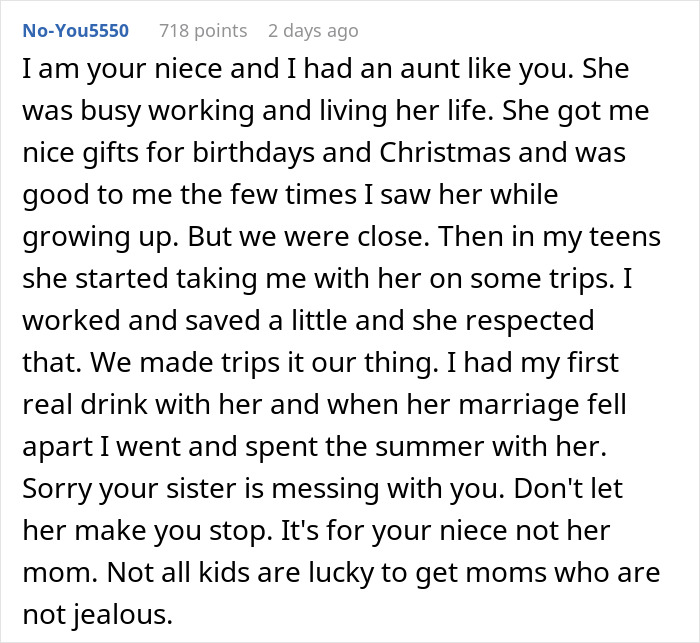 Screenshot of a comment from a user stating that they had an aunt like the woman in the story, who lived her life and was still close to her niece, supporting the woman's decision not to put her life on hold.