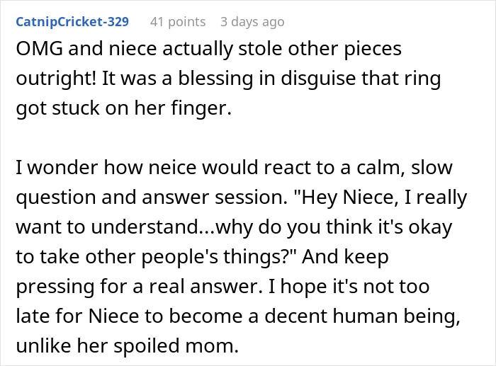 Screenshot of a comment discussing a 14YO wearing an aunt's sapphire engagement ring, which got stuck on her finger.