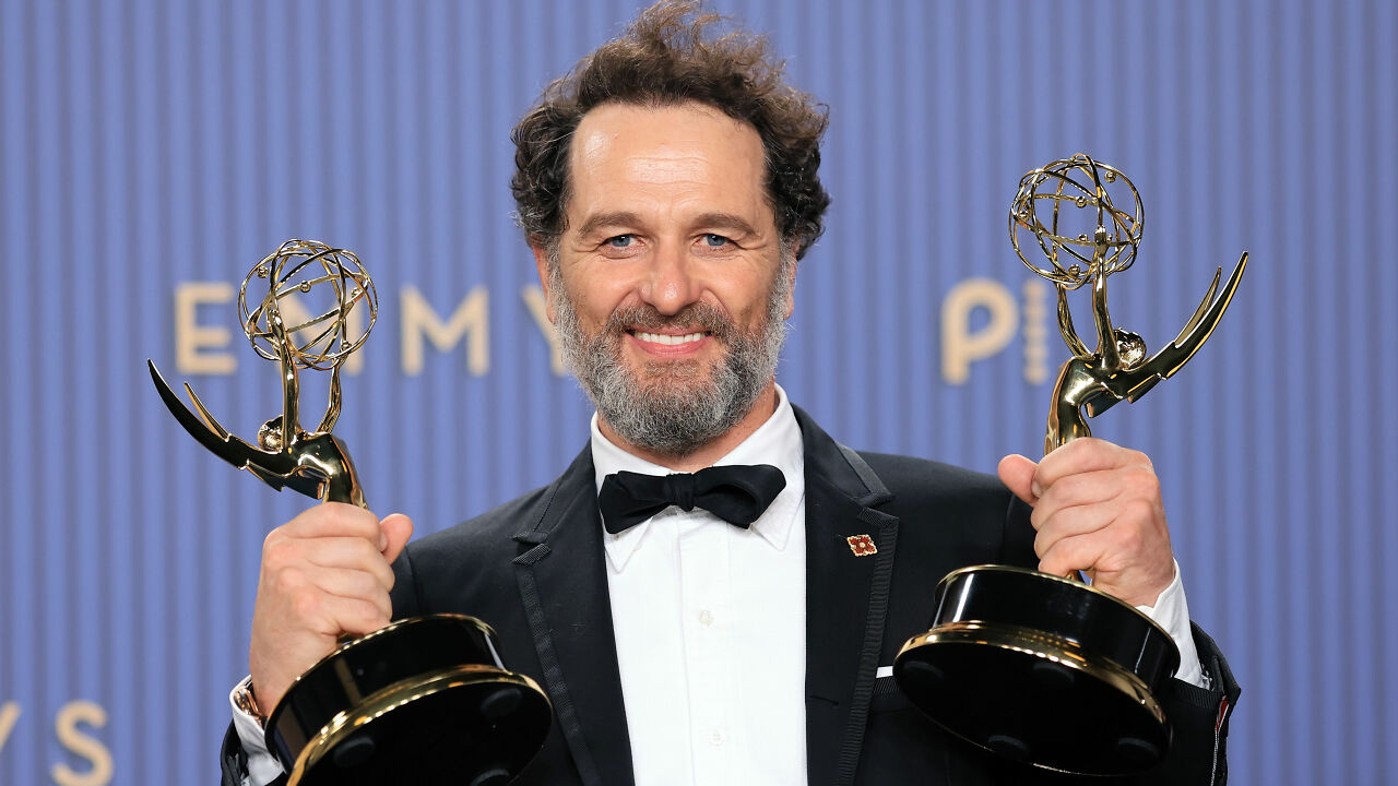 Emmy Winner Breaks Silence On Tense Moment With Wife, Body Language Expert Weighs In: “Screams Desperation”