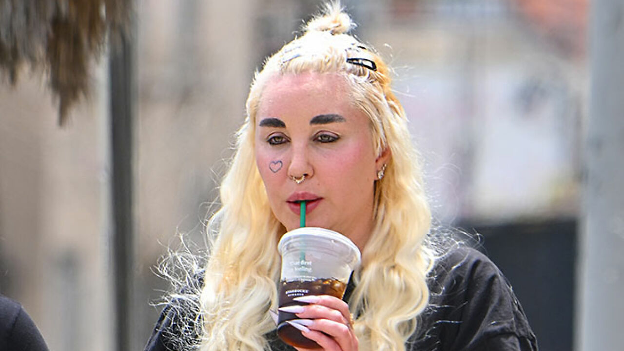 Amanda Bynes Hit With Damning Criticism Over Her New Fashion Brand’s Purse Designs: “Who Is Buying These?”