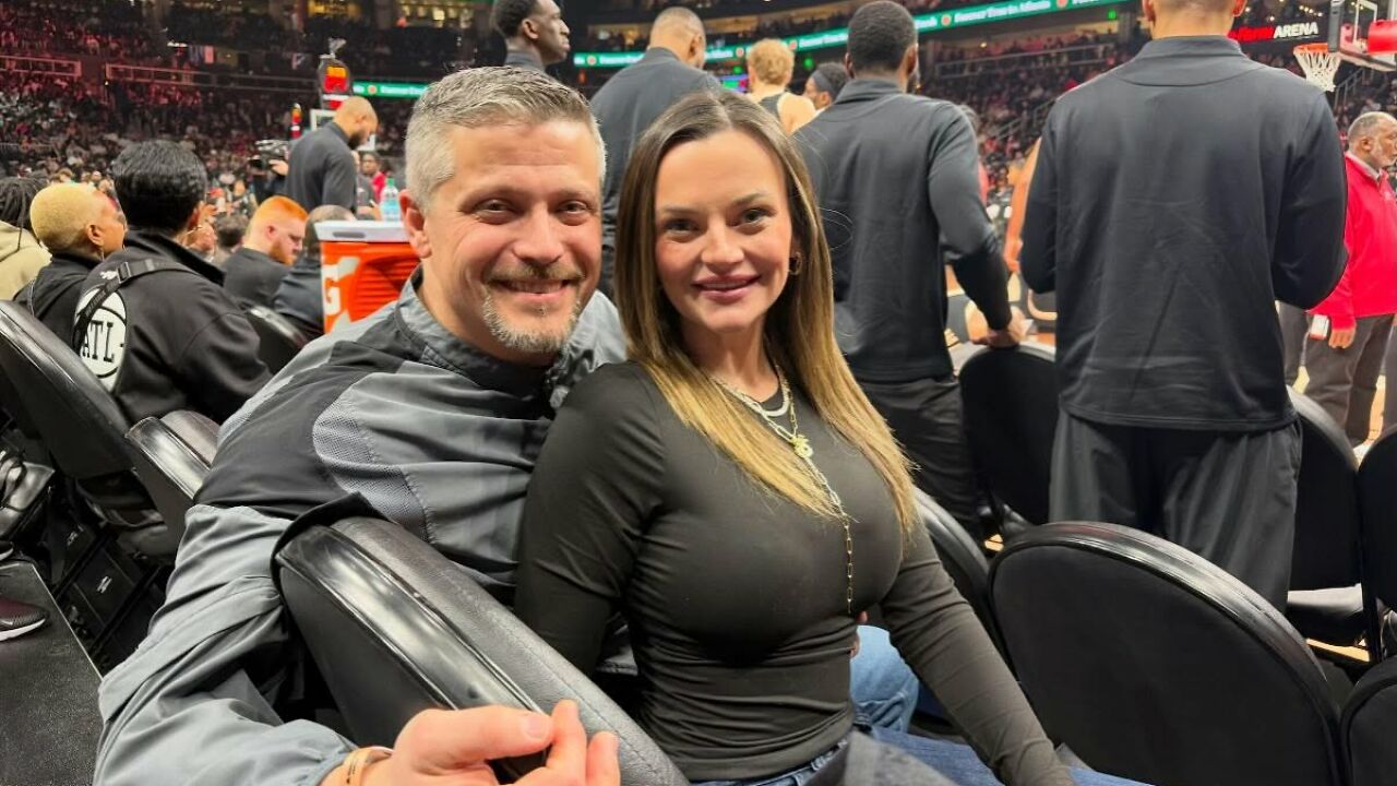 32YO Woman’s Innocent Photo With Her Husband Goes Viral For Totally Unexpected Reason