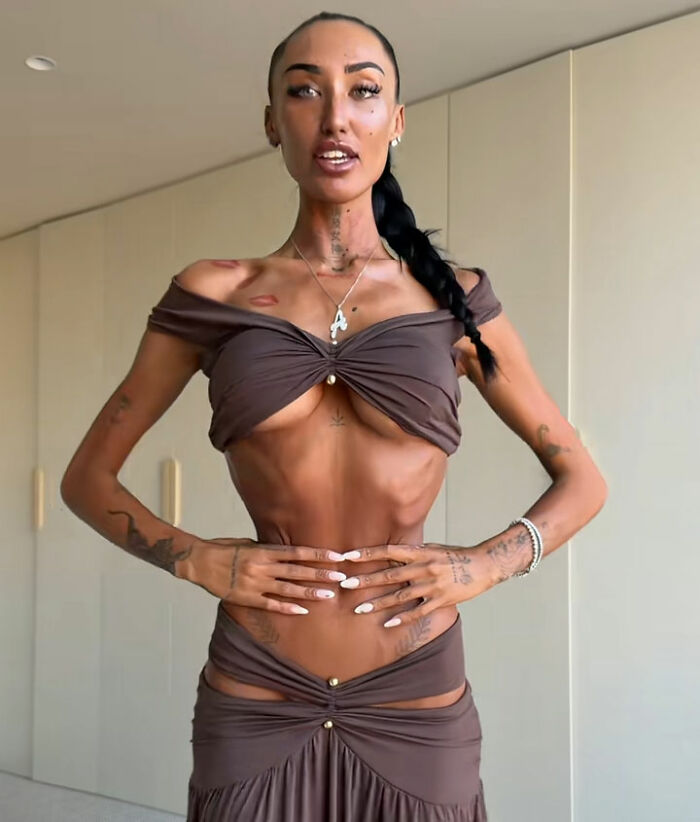 Influencer showing her extremely narrow waist after undergoing controversial plastic surgery. Influencer showing her extremely narrow waist after undergoing controversial plastic surgery.