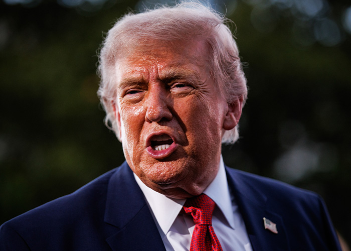 Donald Trump in a heated exchange, captured by a lip reader, revealing brutal words to Marine One pilots. Donald Trump in a heated exchange, captured by a lip reader, revealing brutal words to Marine One pilots.