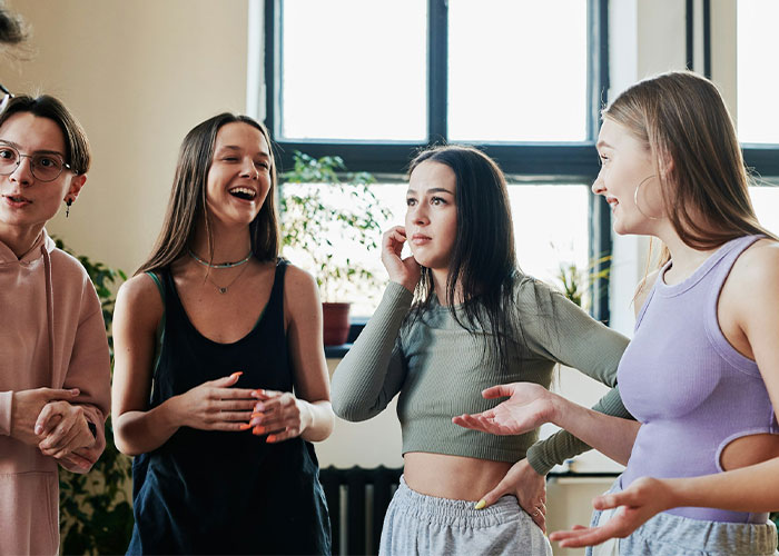 Bully Half-Sis Tells Friends She Was Homeless And Shunned By Sibling, Shocked When The Truth Comes Out Bully Half-Sis Tells Friends She Was Homeless And Shunned By Sibling, Shocked When The Truth Comes Out