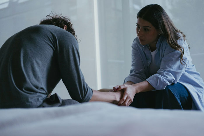 Guy Can't Handle Being With Girlfriend's Rich Family Who Thinks He's A Complete Loser