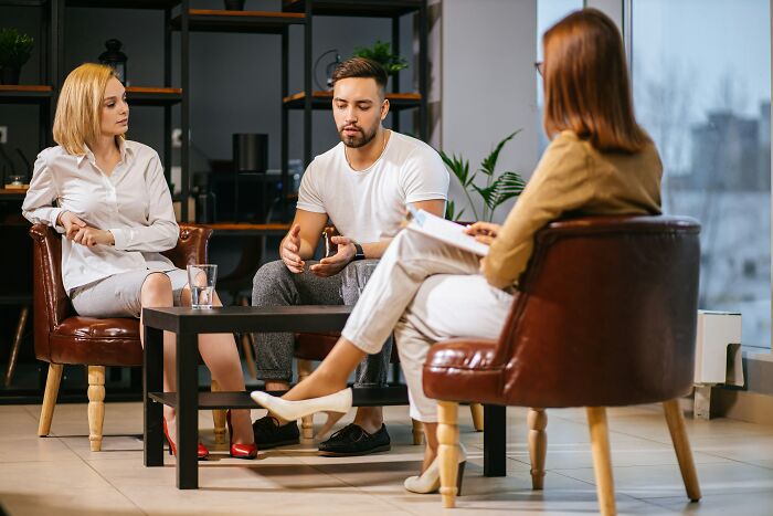 Therapists observe a couple, analyzing their interactions to identify if one partner is a sociopath during the session.