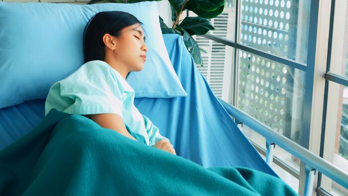 Anesthesiologists Spill The Tea On 75 Of The Most Bizarre Things People Said Under Medication