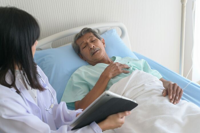 Anesthesiologists Spill The Tea On 75 Of The Most Bizarre Things People Said Under Medication