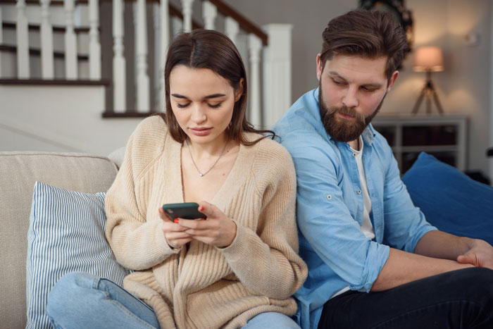 Woman Arranges A Tinder Date For BF And He Has No Idea His Side Chick Is The Same As His Main One Woman Arranges A Tinder Date For BF And He Has No Idea His Side Chick Is The Same As His Main One