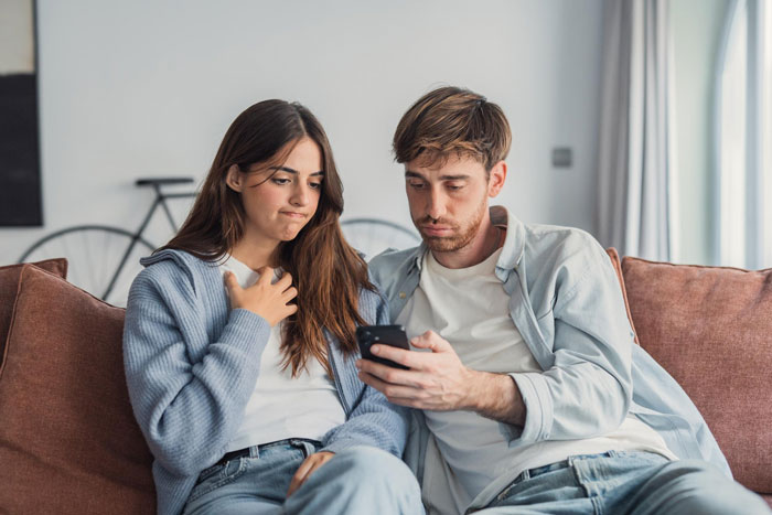 Woman Arranges A Tinder Date For BF And He Has No Idea His Side Chick Is The Same As His Main One Woman Arranges A Tinder Date For BF And He Has No Idea His Side Chick Is The Same As His Main One