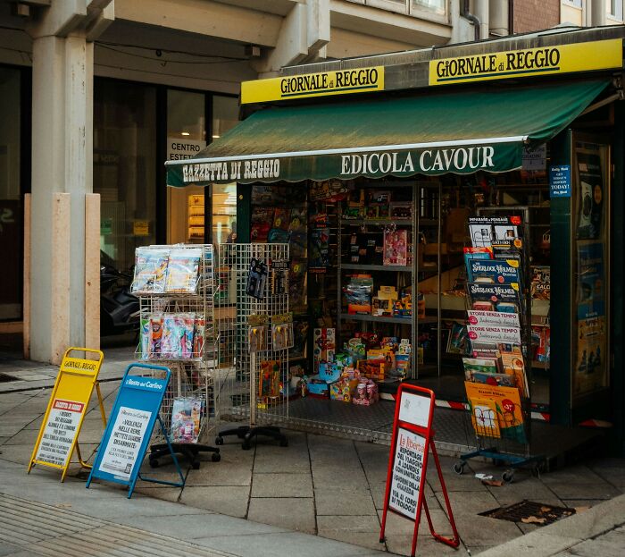An Italian newspaper kiosk showing headlines, symbolizing media scandals and public news