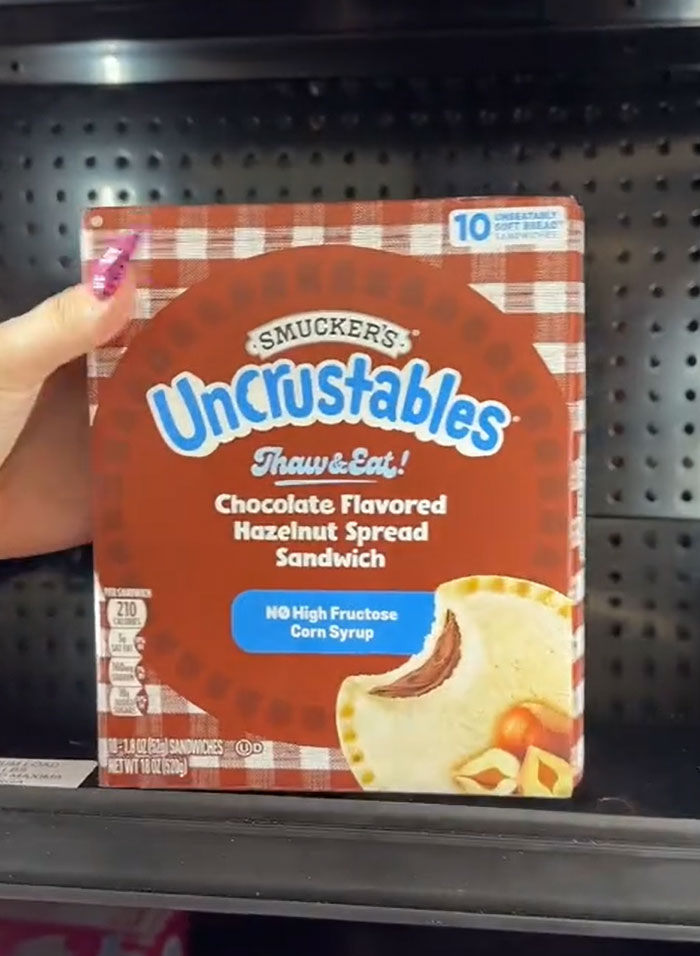 American parents fill the whole cart with Smucker's Uncrustables, chocolate hazelnut spread sandwiches. American parents fill the whole cart with Smucker's Uncrustables, chocolate hazelnut spread sandwiches.