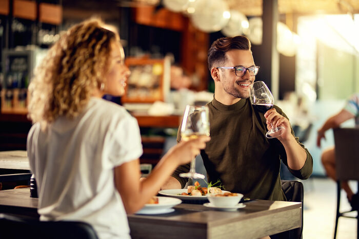 A couple on a dinner date, highlighting relationship choices that prevent marriage regrets.