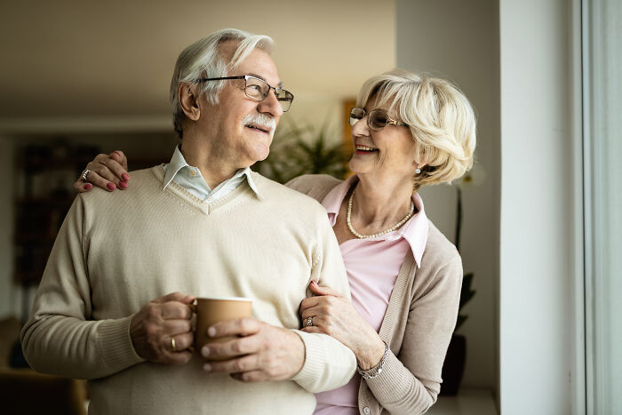 An older couple smiling, showcasing long-lasting marriages and what men wish they had known to avoid divorce.