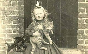 30 Vintage Photos That Prove Cats Have Always Stolen The Show, As Shared By This Page
