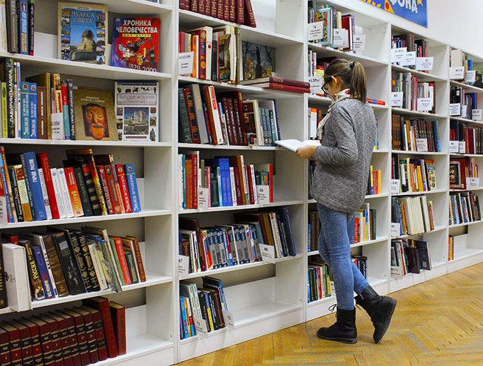 Guy Comes Into Girlfriend's Book Club Just To Embarrass Her, Doesn't See The Big Deal Guy Comes Into Girlfriend's Book Club Just To Embarrass Her, Doesn't See The Big Deal