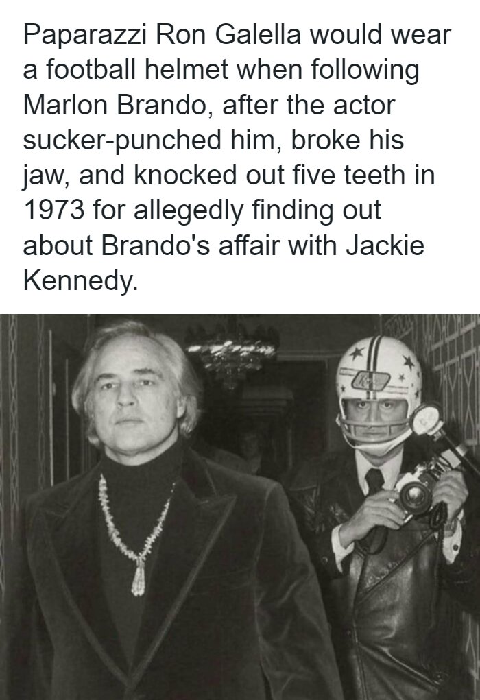 Paparazzi Ron Galella wearing a football helmet next to Marlon Brando, a remarkable photo of the past.