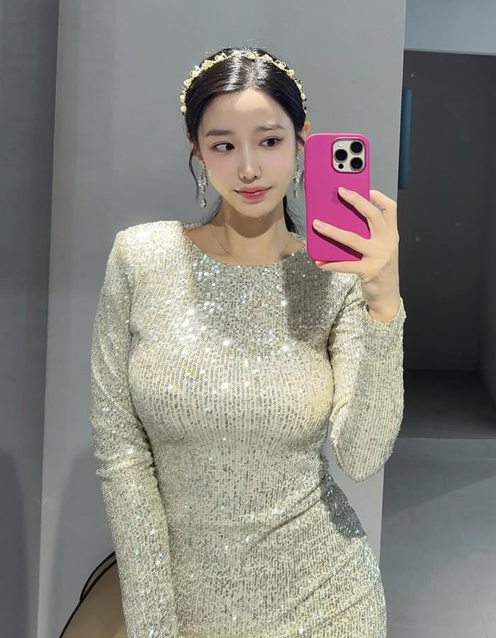 Johyun poses in a sequined dress at the Karlovy Vary VIP premiere, showcasing unexpected styling. Johyun poses in a sequined dress at the Karlovy Vary VIP premiere, showcasing unexpected styling.