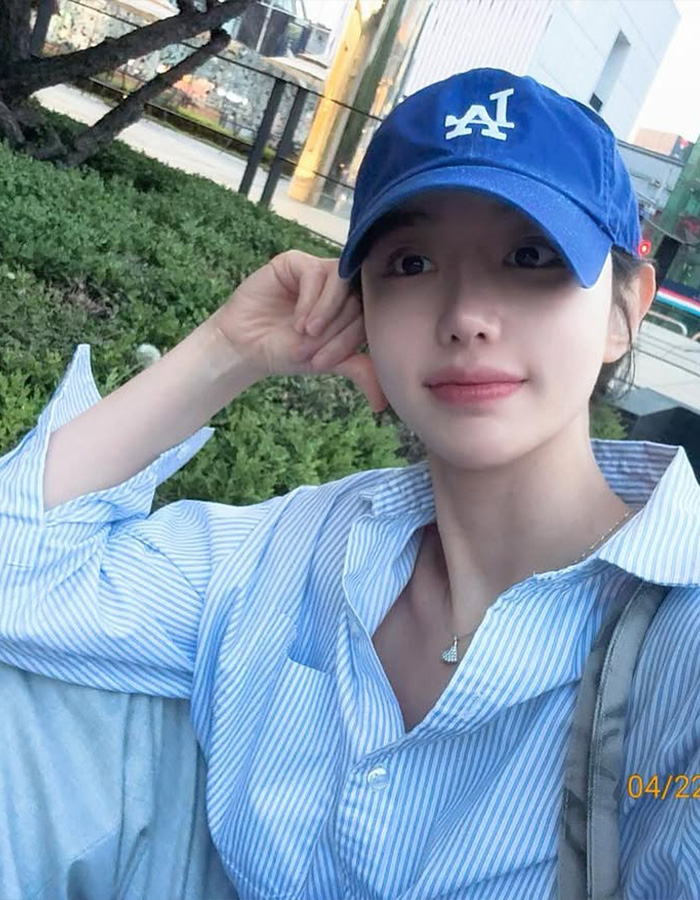 Johyun in a blue cap and striped shirt, an unexpected styling for the Karlovy Vary VIP premiere. Johyun in a blue cap and striped shirt, an unexpected styling for the Karlovy Vary VIP premiere.