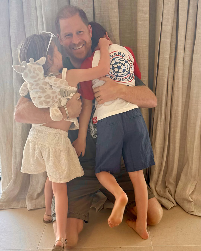 Prince Harry hugging his children, part of the new life in UK context. Prince Harry hugging his children, part of the new life in UK context.