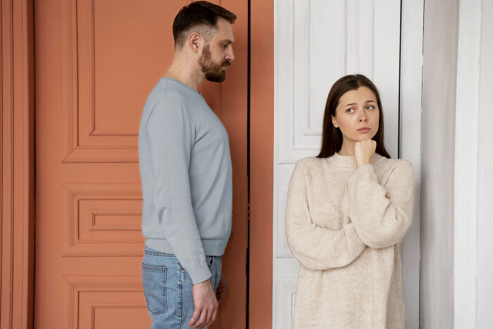 Couple avoiding eye contact and standing apart, illustrating toxic ex-boyfriend traits