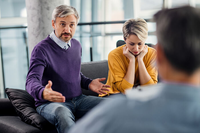 A married couple discussing issues with a counselor, illustrating why divorced people seek advice