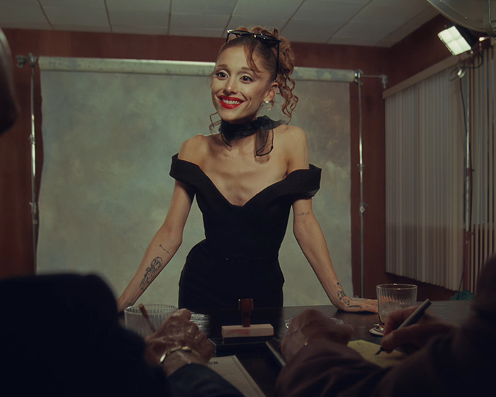 Ariana Grande in a black dress, a worrying detail visible in the snap.