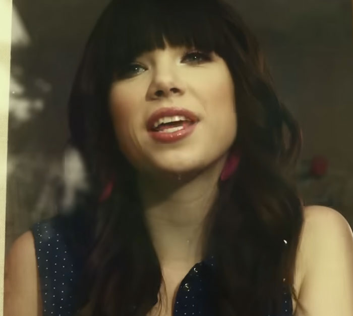 Carly Rae Jepsen, one of the celebrities who surprised ordinary people, singing with dark hair and bangs
