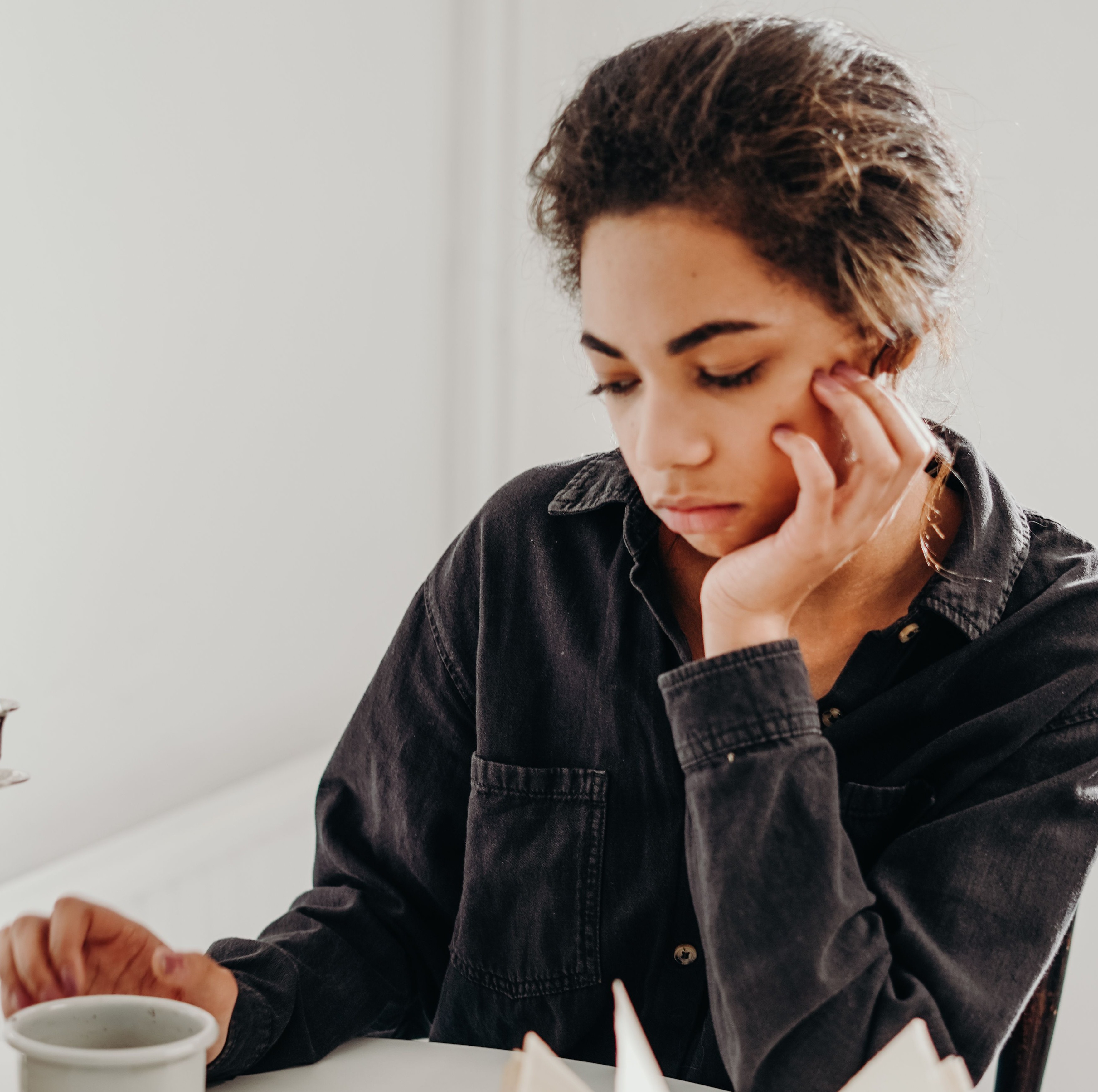 Text revealing deaf bride's decision about wedding invites due to family issues Text revealing deaf bride's decision about wedding invites due to family issues