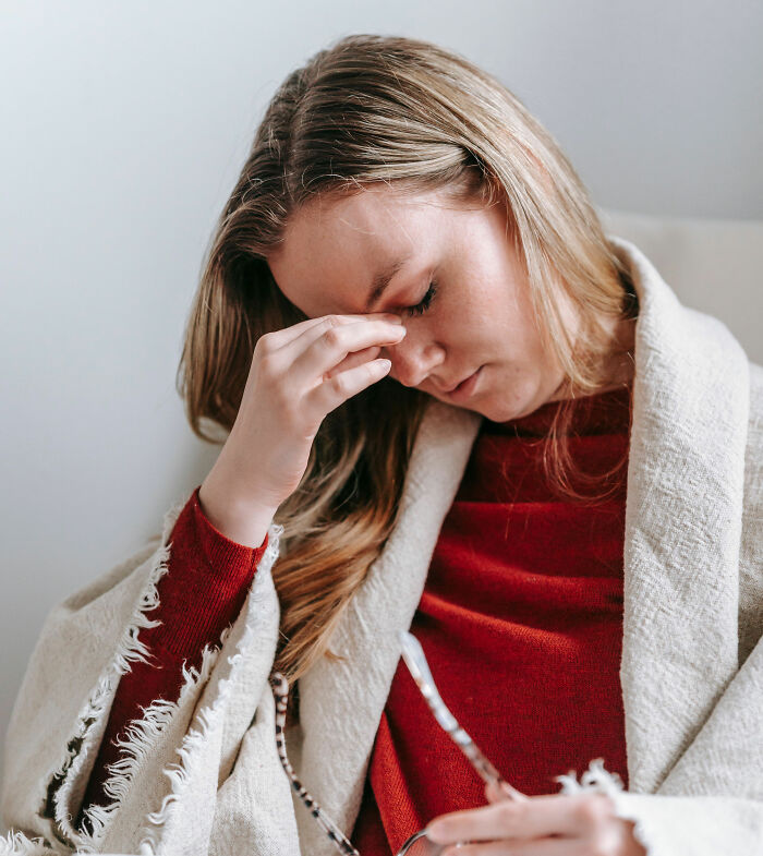 A woman with a headache, indicating a health symptom that terrifies doctors.