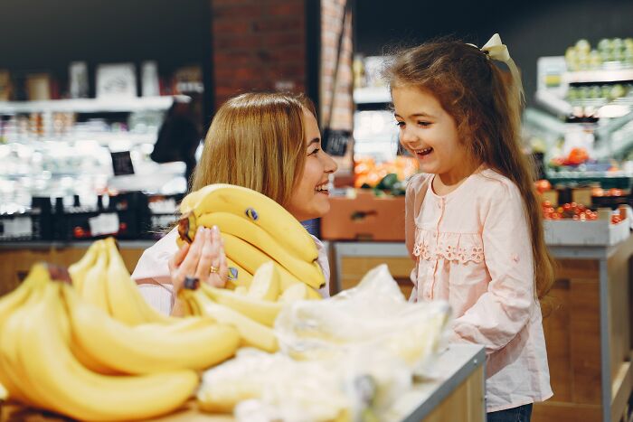 A mother and daughter happily shopping for bananas, a typical scene people overheard.