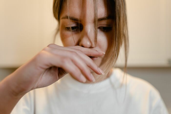 A young woman appears worried, contemplating health symptoms that terrify doctors.