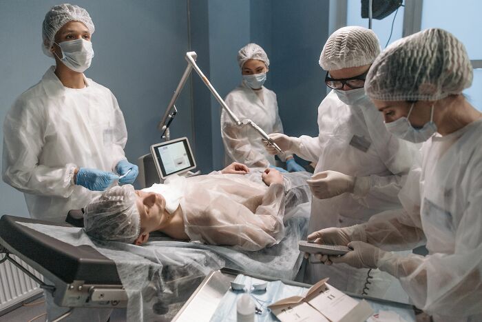 Anesthesiologists Spill The Tea On 75 Of The Most Bizarre Things People Said Under Medication