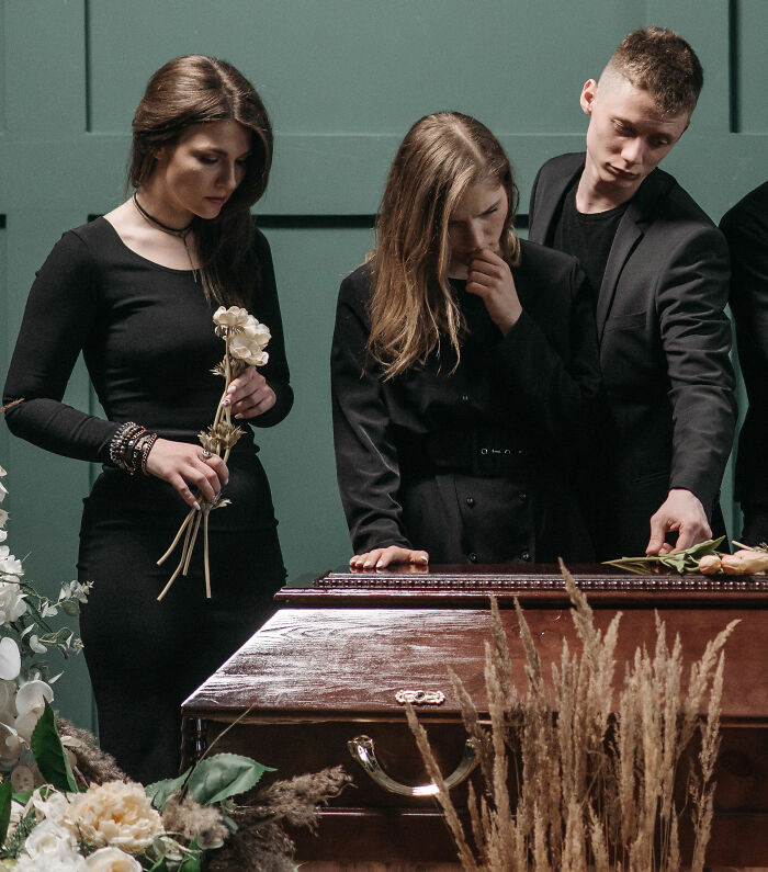 31 Ordinary Days That Took A Sharp Turn Thanks To One Nearby Conversation
